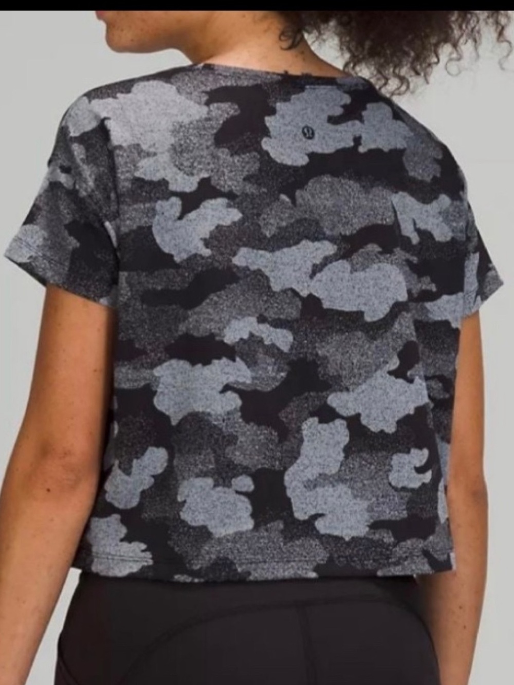 lululemon athletica Black & Gray Camo CATES tee, size 8/10